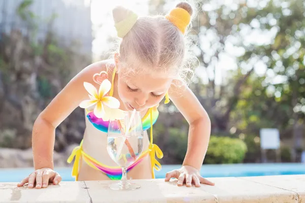 Toddler girl with cocktail in tropical beach pool — Stock Photo, Image