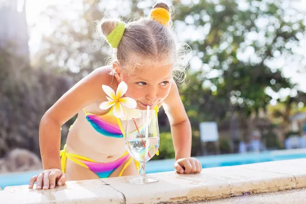 Niña con cóctel en la piscina de playa tropical —  Fotos de Stock