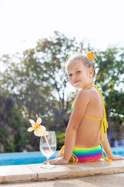 Toddler dziewczynka koktajl w tropikalnej plaży basen — Zdjęcie stockowe