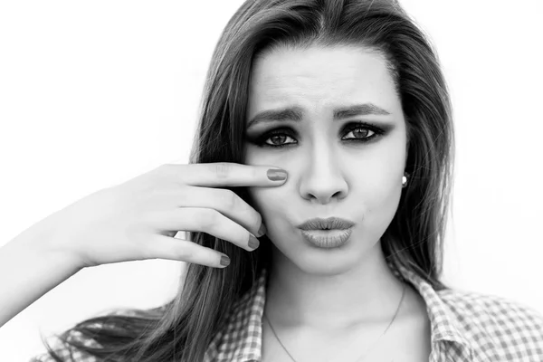 Mujer joven mostrando emociones por la pared —  Fotos de Stock