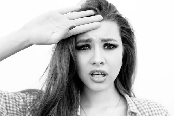 Mujer joven mostrando emociones por la pared — Foto de Stock