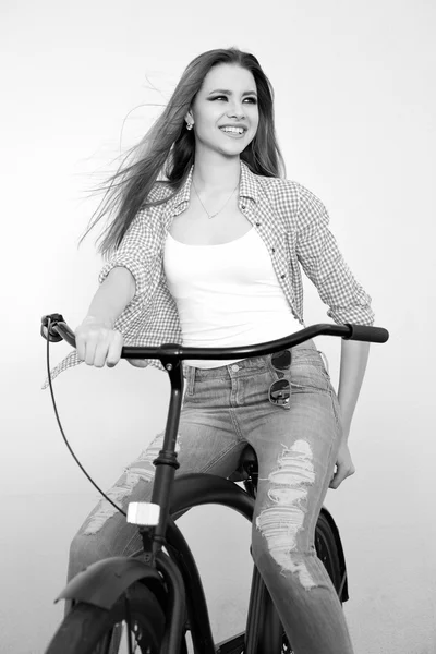 Menina jovem hipster com bicicleta preta — Fotografia de Stock