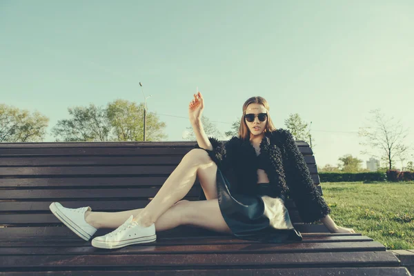 Young woman smoke in park — Stock Photo, Image