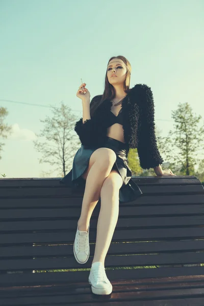 Mujer joven fumar en el parque —  Fotos de Stock