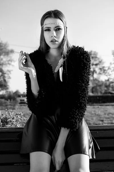 Junge Frau raucht im Park — Stockfoto