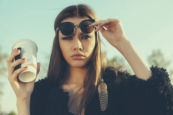 Mulher hipster bonita com xícara de café — Fotografia de Stock