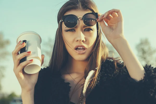 Hipster kvinna med kopp kaffe — Stockfoto