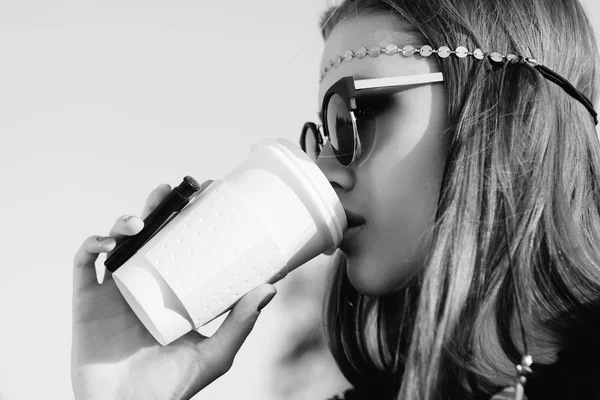 Belle femme hipster avec tasse de café — Photo