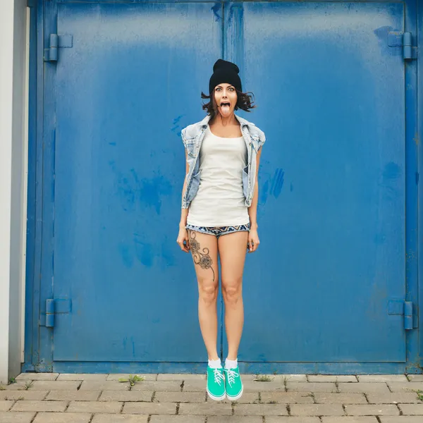 Retrato de chica adolescente divertida feliz divirtiéndose —  Fotos de Stock