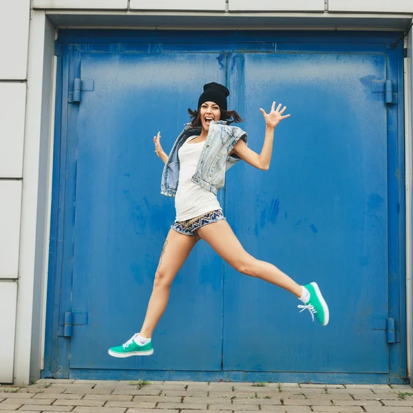 Retrato de chica adolescente divertida feliz divirtiéndose —  Fotos de Stock