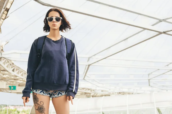 Schattig hipster tienermeisje in zonnebril met tatoeage op de been — Stockfoto
