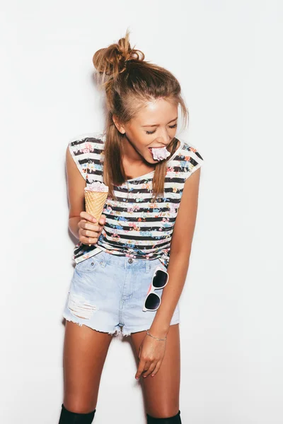 Menina engraçada cuspir sorvete — Fotografia de Stock