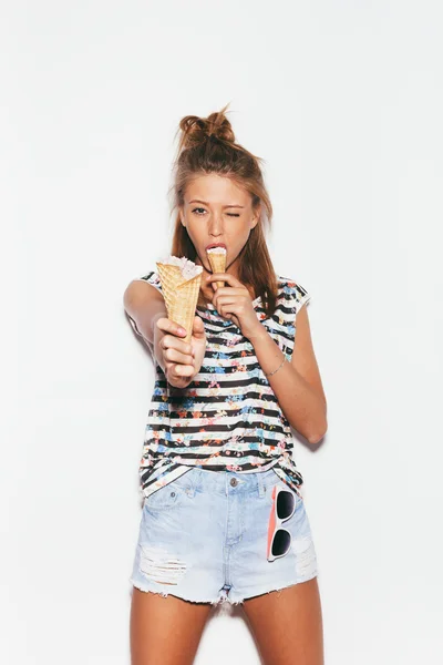 Mujer joven mostrando helado — Foto de Stock