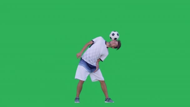 Fotballspiller som gjør triks med ball – stockvideo