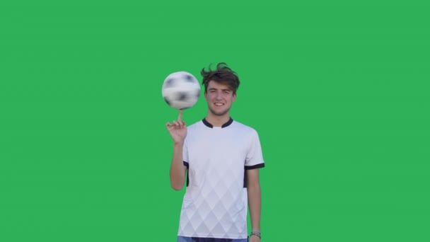 Joueur de football faisant des tours avec le ballon — Video