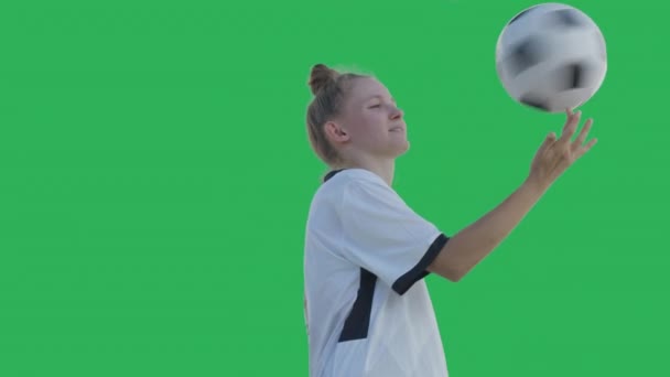 Chica futbolista haciendo trucos con pelota — Vídeo de stock