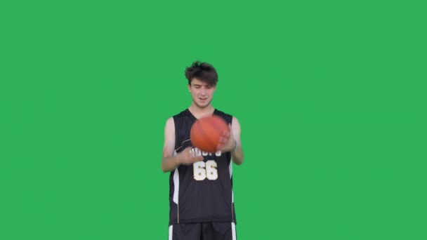 Jugador de baloncesto haciendo trucos con pelota — Vídeo de stock
