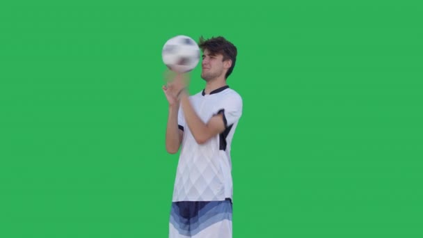 Futbolista haciendo trucos con pelota — Vídeo de stock