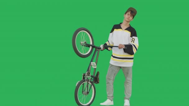 Екстремальні бі-бі-сі хлопці велосипедисти педалі і стрибки кролячих хоп трюків — стокове відео