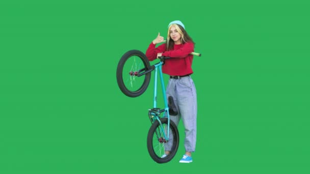 Menina caucasiana com bmx bicicleta — Vídeo de Stock
