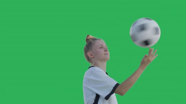 女子サッカー選手作るトリックとともにボール — ストック動画
