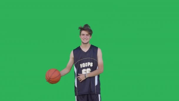Basketballspieler trickst mit Ball — Stockvideo