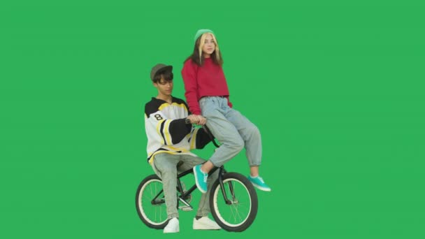 Νεαρό ζευγάρι κάθεται στο ποδήλατο μαζί — Αρχείο Βίντεο