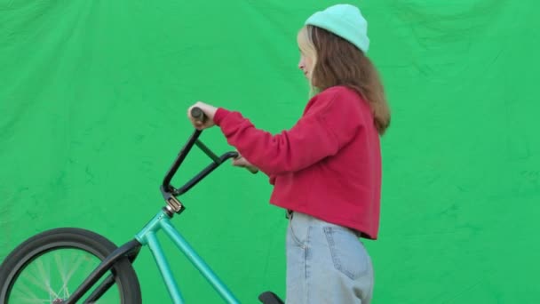 Vit flicka med bmx cykel — Stockvideo