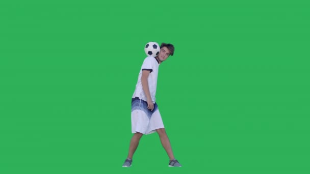 Joueur de football faisant des tours avec le ballon — Video