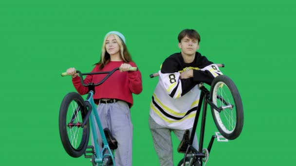 Jeune Couple Tenir Des Vélos Ensemble Sur Fond Vert Homme — Video