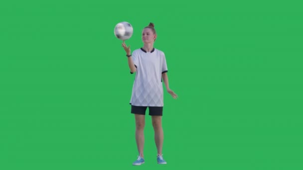Дівчина-футболіст робить трюки з м'ячем — стокове відео