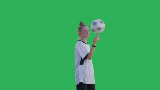 Девушка футболистка делает трюки с мячом — стоковое видео