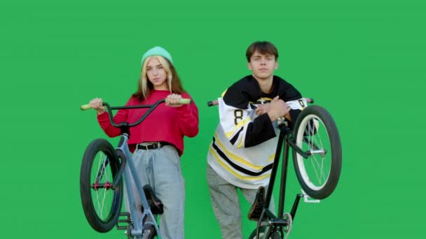 Jovem casal segurar bicicletas juntos — Vídeo de Stock