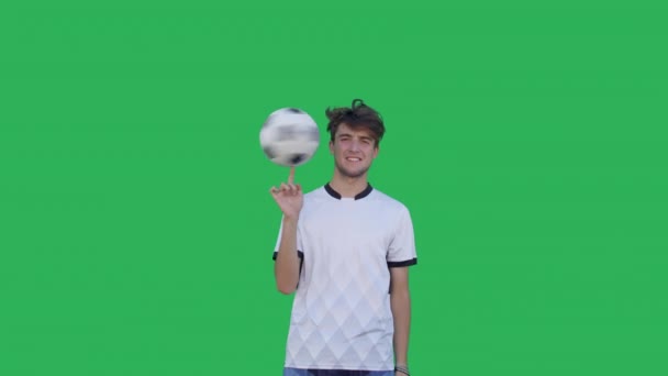 Jogador de futebol fazendo truques com bola — Vídeo de Stock