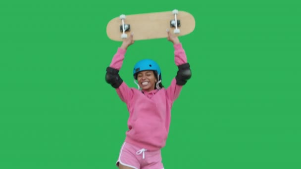 Ung afrikansk kvinna med skateboard — Stockvideo