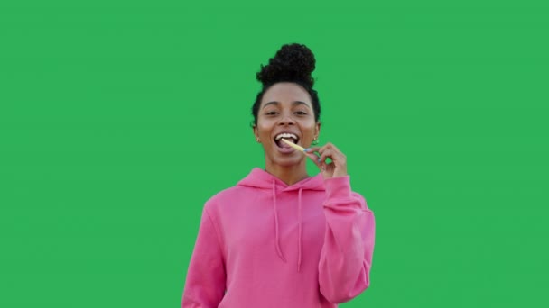 Mujer comiendo papas fritas — Vídeos de Stock