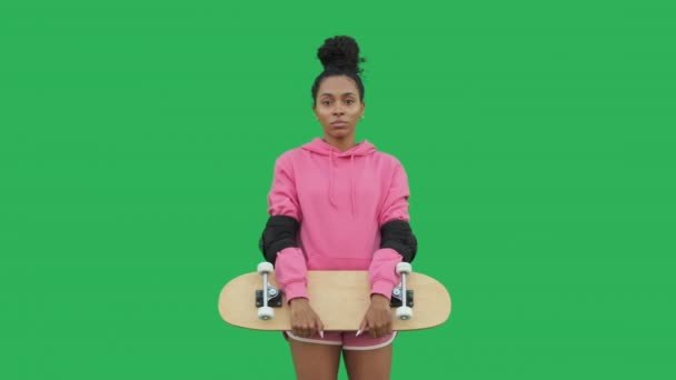 スケートボードを持つ若いアフリカ人女性 — ストック動画