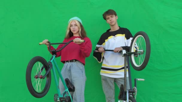 Młoda para trzyma rowery razem — Wideo stockowe