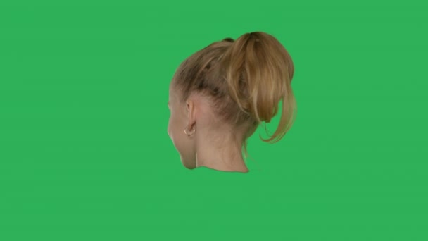 Крупный план поворота головы девушки — стоковое видео