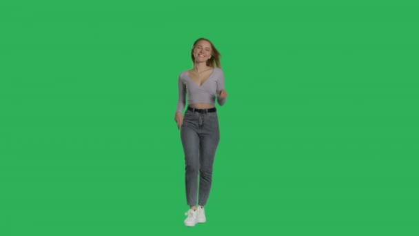 Nenucená mladá blondýnka kráčí — Stock video