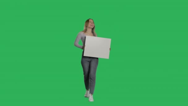 Mladá běloška drží prázdné bílé znamení — Stock video