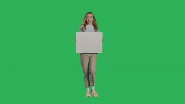 Young caucasian woman holding a blank white sign — Stock videók