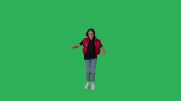 Молодая красивая девушка танцует над зеленым экраном — стоковое видео