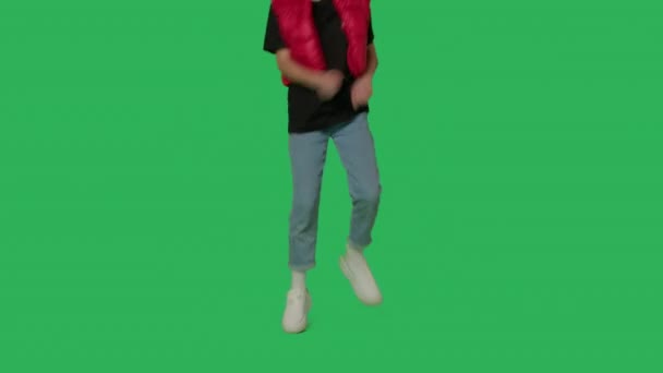 Giovane bella ragazza che balla sullo schermo verde — Video Stock
