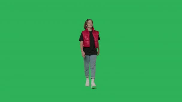 Teen girl walking on Green Screen — 图库视频影像