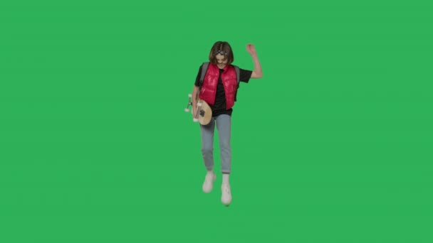 Tiener meisje lopen op groen scherm — Stockvideo