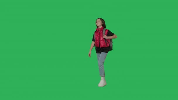Teen girl walking on Green Screen — 图库视频影像