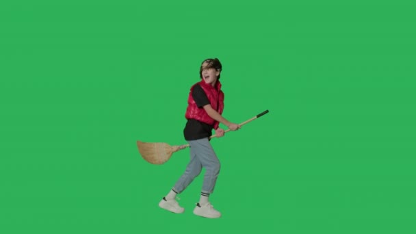 Cute Witch Flying on the green screen — Stock videók