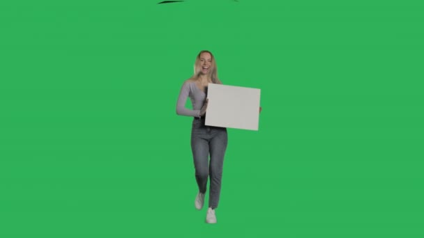 Jonge blanke vrouw met een blanco wit teken — Stockvideo