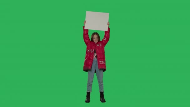 Teen girl holding placard cardboard — 图库视频影像